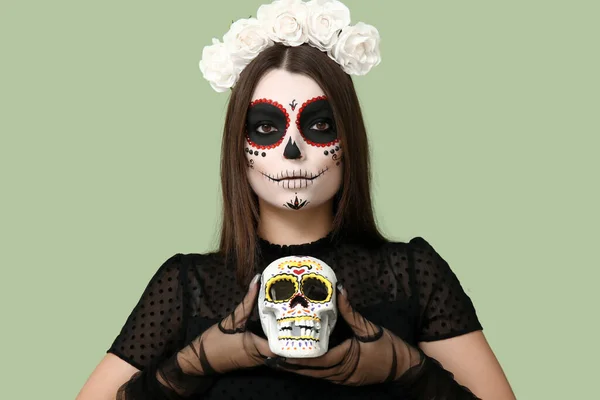 Junge Frau Halloween Mit Aufgemaltem Totenkopf Auf Grünem Hintergrund Nahaufnahme — Stockfoto