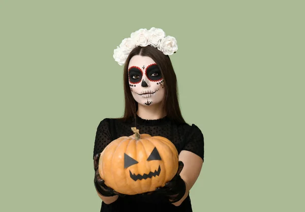 Młoda Kobieta Ubrana Halloween Dyni Zielonym Tle — Zdjęcie stockowe