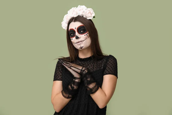 Mujer Joven Vestida Para Halloween Sobre Fondo Verde — Foto de Stock