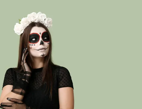 Mujer Joven Vestida Para Halloween Sobre Fondo Verde — Foto de Stock