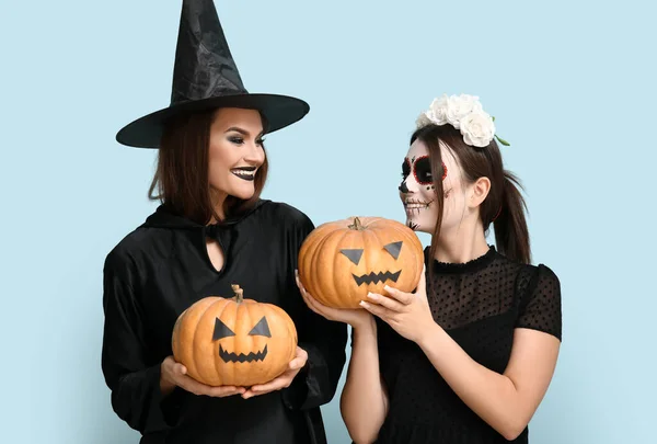 Jonge Vrouwen Gekleed Voor Halloween Met Pompoenen Blauwe Achtergrond — Stockfoto
