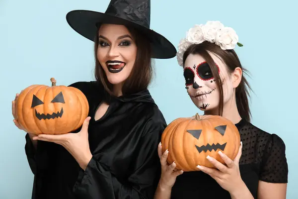 Mujeres Jóvenes Vestidas Para Halloween Con Calabazas Sobre Fondo Azul — Foto de Stock