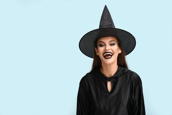 Jovem Mulher Vestida Para Halloween Como Bruxa Fundo Azul — Fotografia de Stock