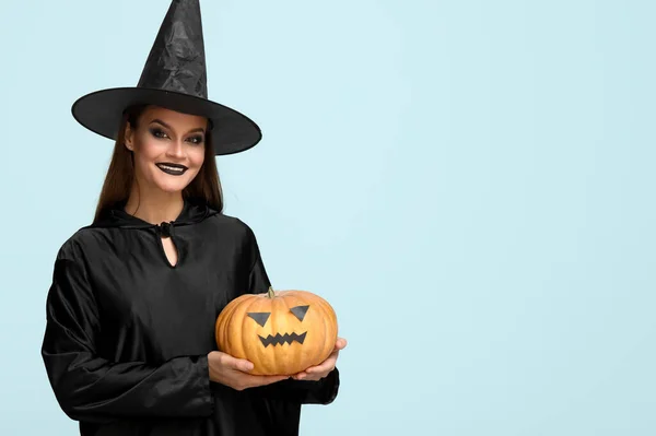 Jonge Vrouw Gekleed Voor Halloween Als Heks Met Pompoen Blauwe — Stockfoto