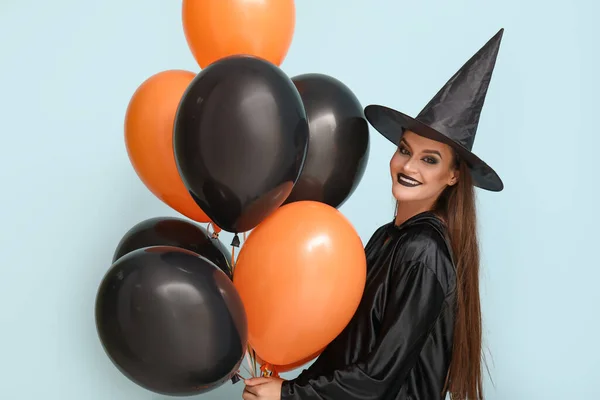 Jovem Mulher Vestida Para Halloween Como Bruxa Com Balões Fundo — Fotografia de Stock