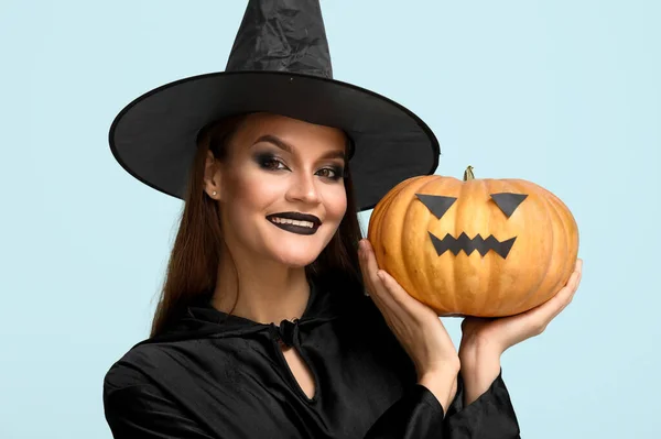 Jovem Mulher Vestida Para Halloween Como Bruxa Com Abóbora Fundo — Fotografia de Stock