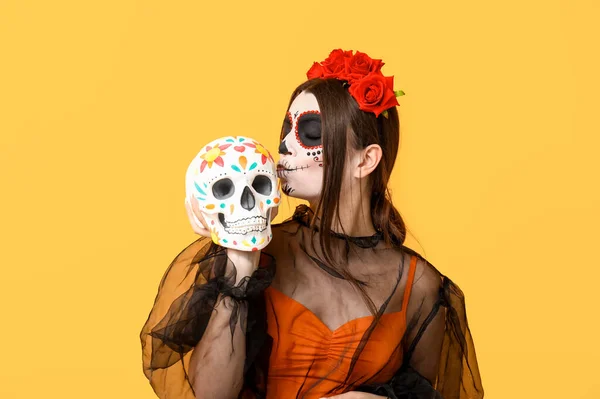 Jonge Vrouw Gekleed Voor Halloween Met Geschilderde Schedel Gele Achtergrond — Stockfoto