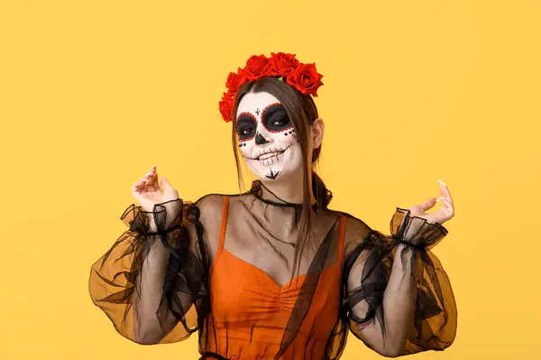 Junge Frau Halloween Auf Gelbem Hintergrund Gekleidet — Stockfoto