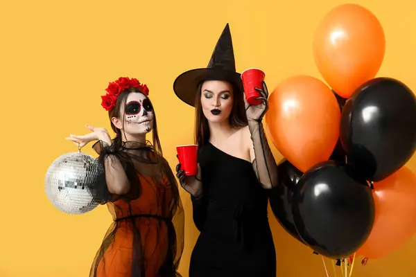 Fiatal Nők Öltözött Halloween Italok Disco Labda Sárga Alapon — Stock Fotó
