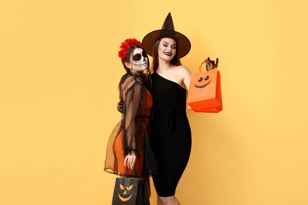 Jovens Mulheres Vestidas Para Halloween Com Sacos Presente Fundo Amarelo — Fotografia de Stock