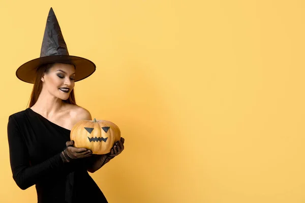 Jonge Vrouw Gekleed Voor Halloween Als Heks Met Pompoen Gele — Stockfoto