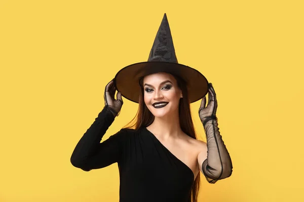 Mujer Joven Vestida Para Halloween Como Bruja Sobre Fondo Amarillo — Foto de Stock