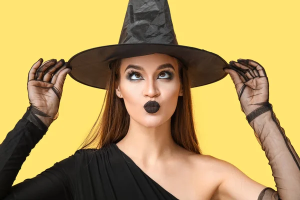 Jovem Mulher Vestida Para Halloween Como Bruxa Soprando Beijo Fundo — Fotografia de Stock