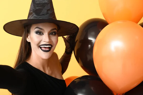 Mujer Joven Vestida Para Halloween Como Bruja Con Globos Tomando — Foto de Stock