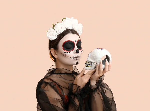 Mladá Žena Oblečená Halloween Malovanou Lebkou Béžovém Pozadí — Stock fotografie