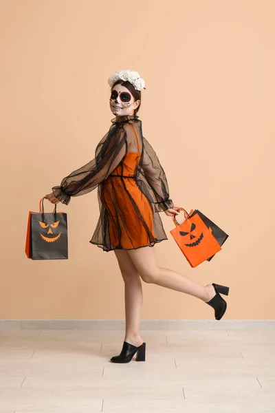 Jonge Vrouw Gekleed Voor Halloween Met Cadeauzakjes Buurt Van Beige — Stockfoto