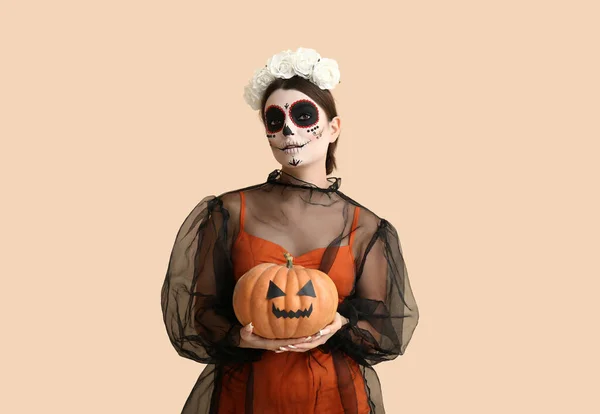 Młoda Kobieta Ubrana Halloween Dynią Beżowym Tle — Zdjęcie stockowe