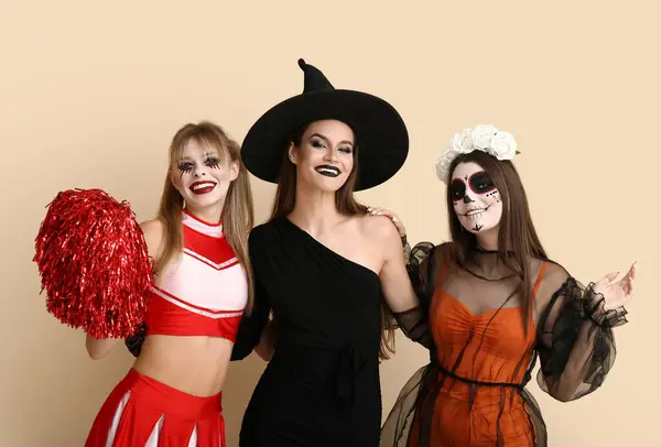 Γυναίκες Φίλες Ντυμένες Για Halloween Μπεζ Φόντο — Φωτογραφία Αρχείου