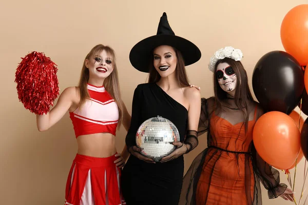 Női Barátok Öltözött Halloween Disco Labda Lufik Bézs Háttér — Stock Fotó