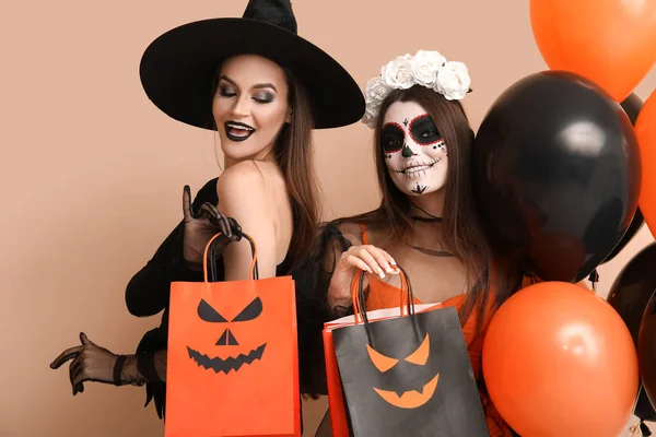 Ženy Přátelé Oblečené Halloween Dárkovými Taškami Balónky Béžové Pozadí — Stock fotografie