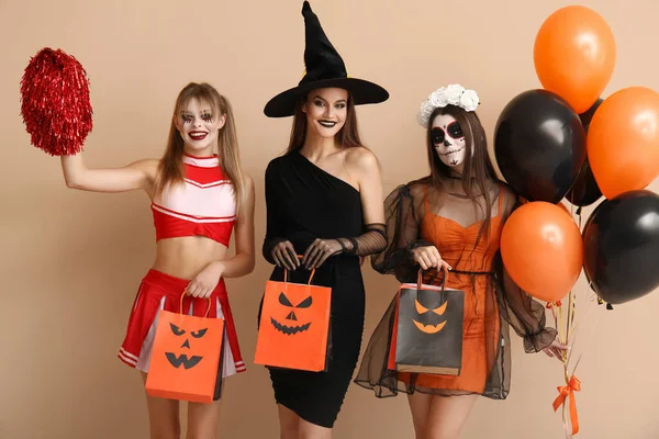 Női Barátok Öltözött Halloween Ajándék Táskák Lufik Bézs Háttér — Stock Fotó