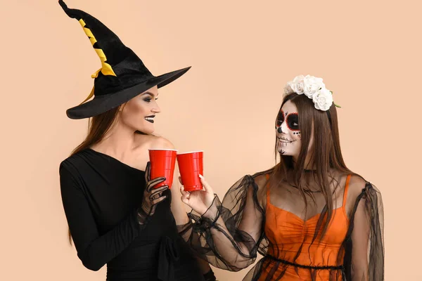 Женщины Подруги Одетые Хэллоуин Напитками Бежевом Фоне — стоковое фото