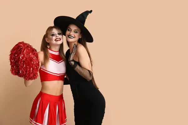 Amici Femminili Vestiti Halloween Sfondo Beige — Foto Stock
