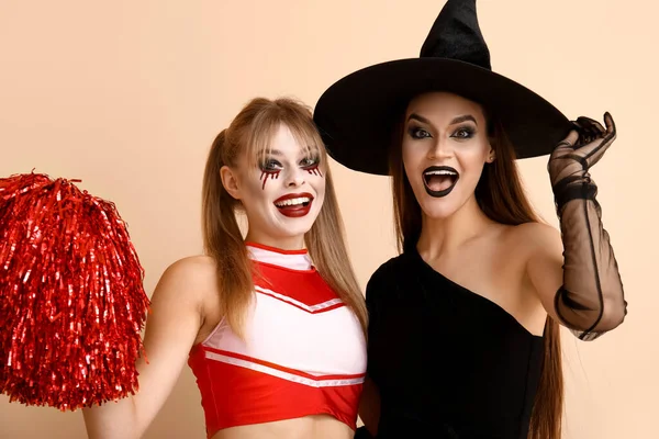 Ženy Přátelé Oblečené Halloween Béžové Pozadí — Stock fotografie
