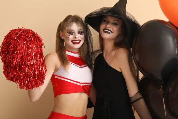 Ženy Přátelé Oblečené Halloween Balónky Béžovém Pozadí — Stock fotografie
