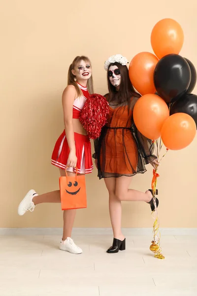 Női Barátok Öltözött Halloween Ajándék Táska Lufik Közelében Bézs Fal — Stock Fotó