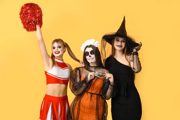 Nainen Ystäviä Pukeutunut Halloween Keltaisella Pohjalla — kuvapankkivalokuva