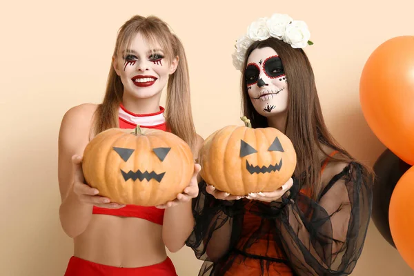 Γυναίκες Φίλες Ντυμένες Για Halloween Κολοκύθες Μπεζ Φόντο — Φωτογραφία Αρχείου
