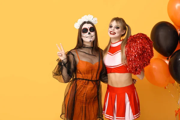Női Barátok Öltözött Halloween Léggömbök Sárga Háttér — Stock Fotó