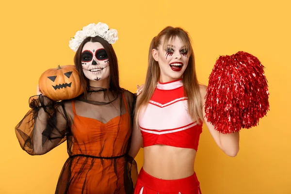 Női Barátok Öltözött Halloween Tök Sárga Háttér — Stock Fotó