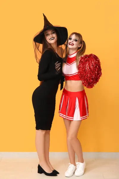 Amigos Femininos Vestidos Para Halloween Perto Parede Amarela — Fotografia de Stock
