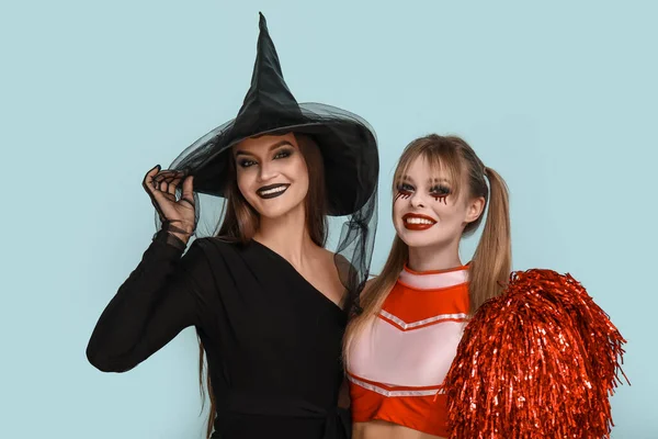 Freundinnen Verkleidet Für Halloween Auf Blauem Hintergrund — Stockfoto