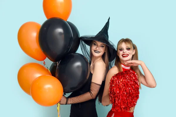 Női Barátok Öltözött Halloween Léggömbök Kék Háttér — Stock Fotó