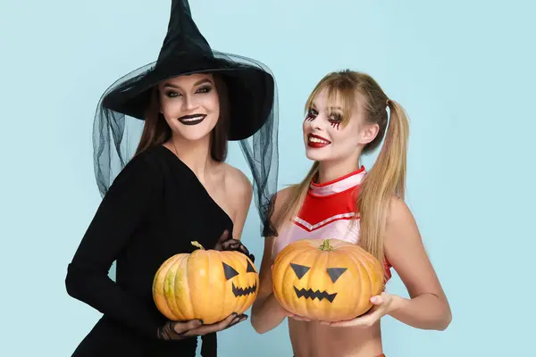 Ženy Přátelé Oblečené Halloween Dýněmi Modrém Pozadí — Stock fotografie