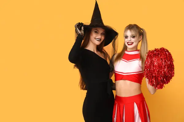 Női Barátok Öltözött Halloween Sárga Háttér — Stock Fotó