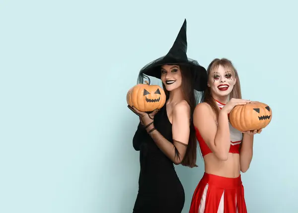 Γυναίκες Φίλες Ντυμένες Για Halloween Κολοκύθες Μπλε Φόντο — Φωτογραφία Αρχείου