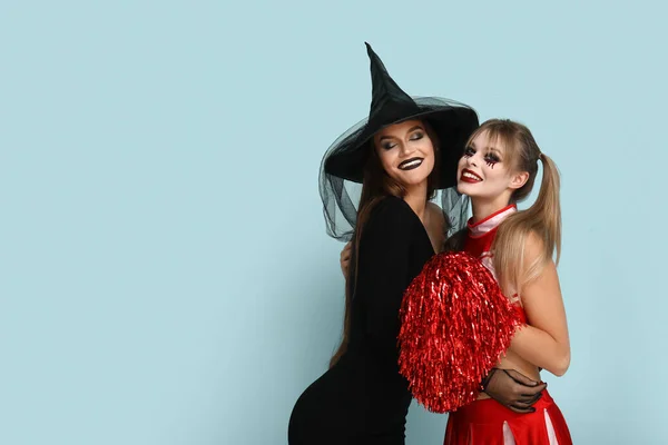 Женщины Подруги Одетые Хэллоуин Голубом Фоне — стоковое фото