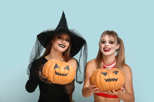 Női Barátok Öltözött Halloween Tök Kék Háttér — Stock Fotó