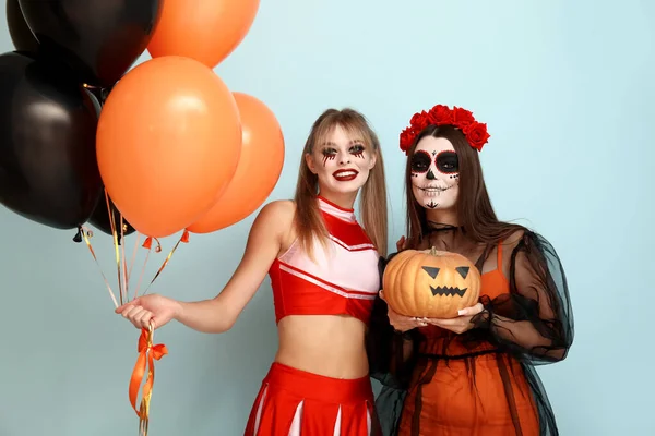 Γυναίκες Φίλες Ντυμένες Για Halloween Κολοκύθα Και Μπαλόνια Μπλε Φόντο — Φωτογραφία Αρχείου