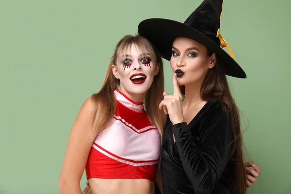 Ženy Přátelé Oblečené Halloween Zeleném Pozadí — Stock fotografie