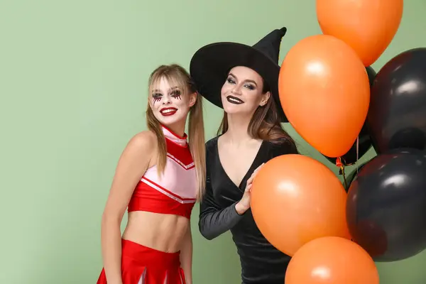 Γυναίκες Φίλες Ντυμένες Για Halloween Μπαλόνια Πράσινο Φόντο — Φωτογραφία Αρχείου