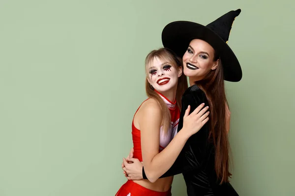 Női Barátok Öltözött Halloween Ölelés Zöld Háttér — Stock Fotó