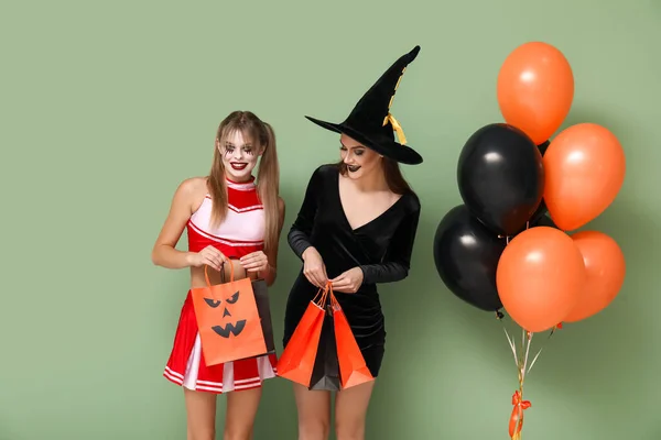 Жінки Друзі Одягнені Хеллоуїн Подарунковими Пакетами Повітряними Кулями Зеленому Фоні — стокове фото