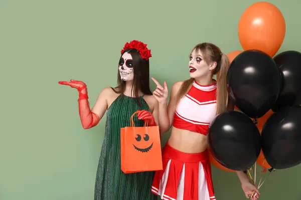 Női Barátok Öltözött Halloween Ajándék Táskák Lufik Mutat Valamit Zöld — Stock Fotó