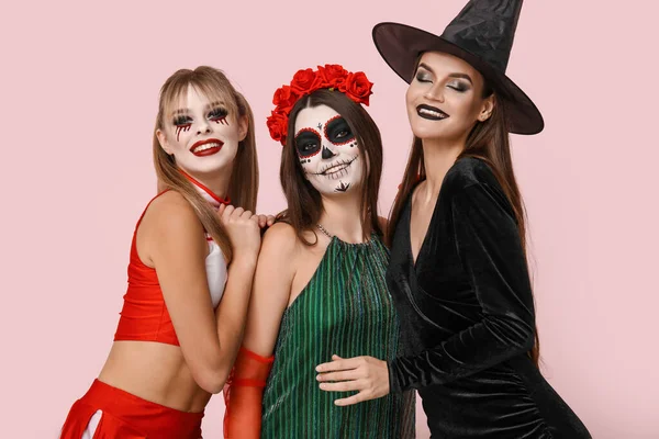 Amici Femminili Vestiti Halloween Sfondo Rosa — Foto Stock