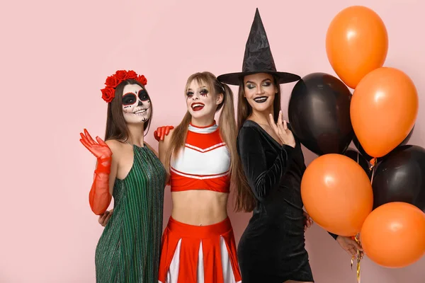 Amigos Femininos Vestidos Para Halloween Com Balões Fundo Rosa — Fotografia de Stock